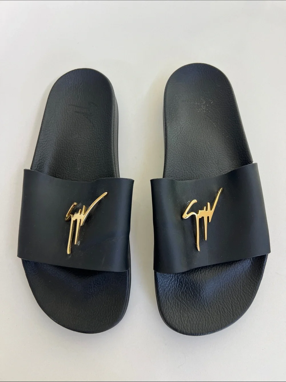 Giuseppe Zanotti brett signature gold tone logo black leather open toe slides 44